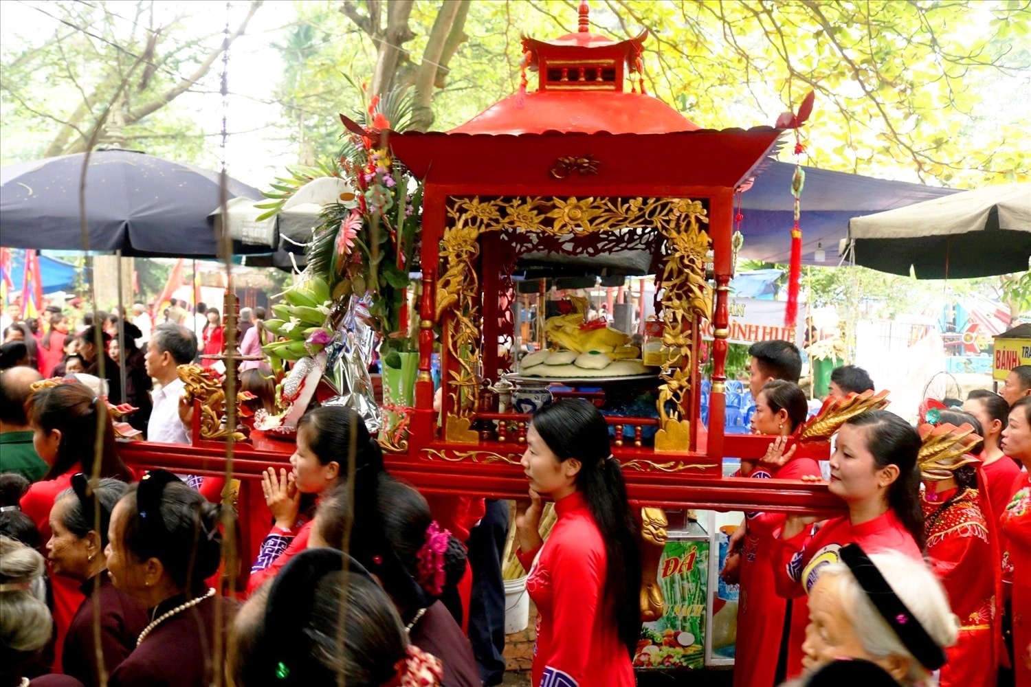 Rước kiệu trong lễ hội Đền Lục Giáp