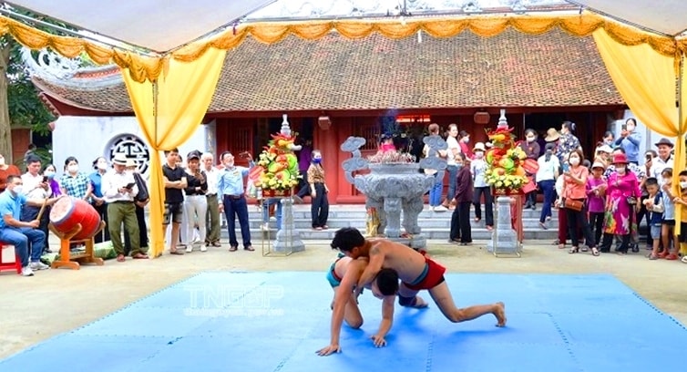 Đấu vật trong Lễ hội ở Đền Lục Giáp