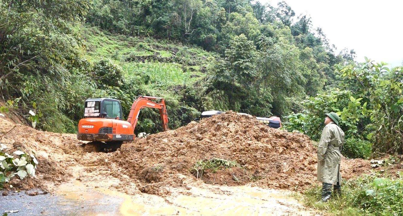Lãnh đạo huyện Quản Bạ trực tiếp có mặt tại hiện trường sạt lở, chỉ đạo công tác khắc phục thiệt hại do mưa lũ