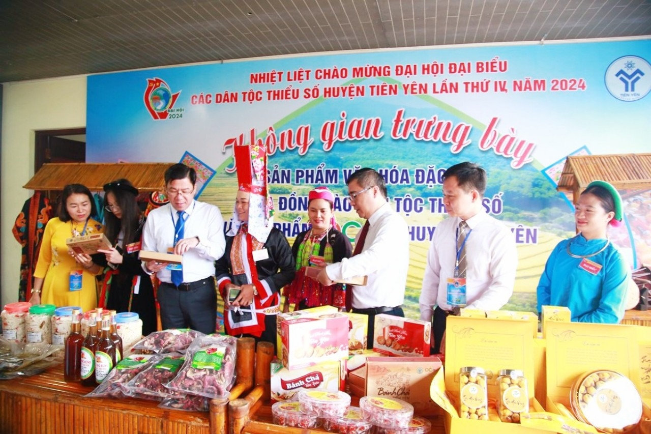 Các đại biểu tham quan gian trưng bày các sản phẩm OCCOP huyện Tiên Yên Các đại biểu tham quan gian trưng bày các sản phẩm OCCOP huyện Tiên Yên