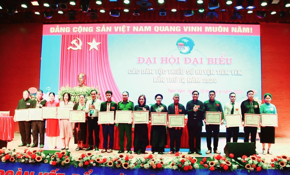 UBND huyện Tiên Yên đã tặng giấy khen cho 15 tập thể và 20 cá nhân có thành tích xuất sắc trong công tác dân tộc và thực hiện chính sách dân tộc giai đoạn 2019 – 2024 UBND huyện Tiên Yên đã tặng giấy khen cho 15 tập thể và 20 cá nhân có thành tích xuất sắc trong công tác dân tộc và thực hiện chính sách dân tộc giai đoạn 2019 – 2024