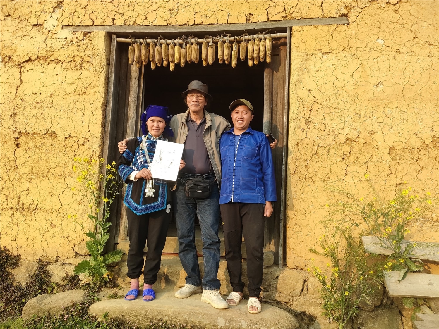 Du khách lưu lại bức ảnh cùng vợ chồng Phu Suy Thó trước khi rời Homestay. Du khách lưu lại bức ảnh cùng vợ chồng Phu Suy Thó trước khi rời Homestay.