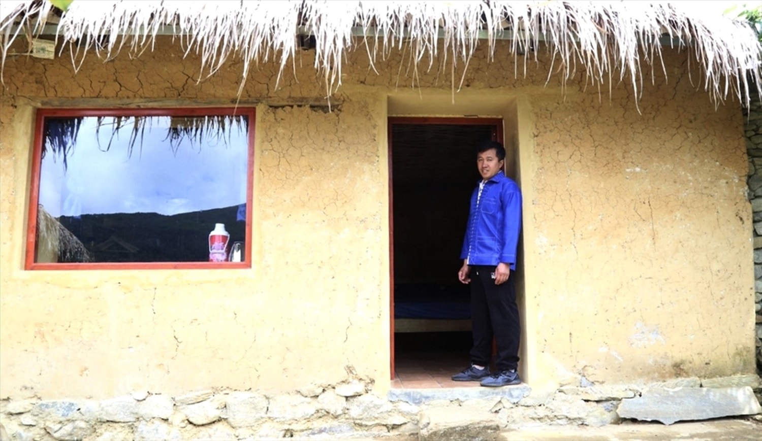 Phu Suy Thó trước căn bungalow bằng đất của mình. Phu Suy Thó trước căn bungalow bằng đất của mình.