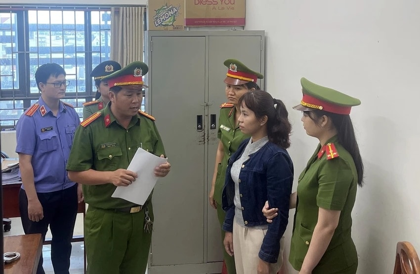 Công an đọc lệnh bắt tạm giam Nguyễn Thị Ngọc Lan, một trong những bị can trong vụ giữ người, bạo hành do cuồng tín tà giáo. Ảnh PN Công an đọc lệnh bắt tạm giam Nguyễn Thị Ngọc Lan, một trong những bị can trong vụ giữ người, bạo hành do cuồng tín tà giáo. Ảnh PN