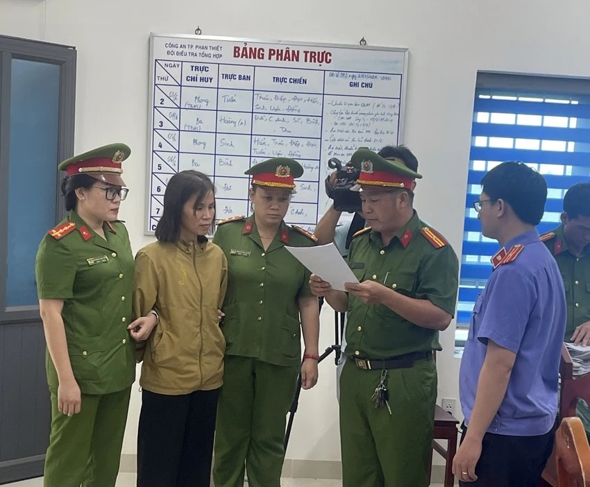 Công bố lệnh bắt giam Nguyễn Thị Hoài Diễm, người tham gia giữ người, bạo hành do cuồng tín tà giáo. Ảnh PN. Công bố lệnh bắt giam Nguyễn Thị Hoài Diễm, người tham gia giữ người, bạo hành do cuồng tín tà giáo. Ảnh PN.
