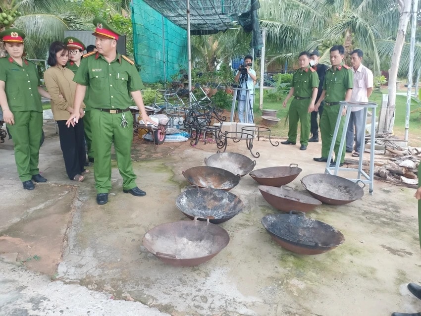 Những chảo lửa để đốt hình nộm của tà giáo. Ảnh PN. Những chảo lửa để đốt hình nộm của tà giáo. Ảnh PN.