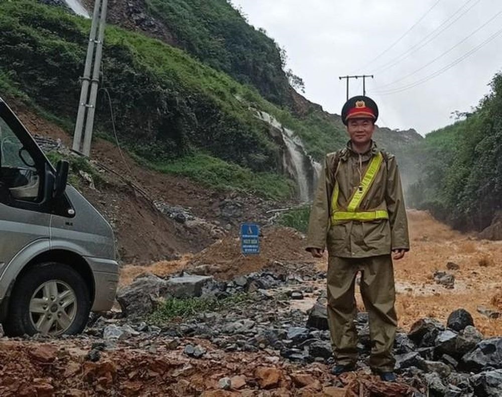 Thượng úy Nguyễn Mạnh Tường (Đội Cảnh sát giao thông trật tự, Công an huyện Mèo Vạc, tỉnh Hà Giang) Thượng úy Nguyễn Mạnh Tường (Đội Cảnh sát giao thông trật tự, Công an huyện Mèo Vạc, tỉnh Hà Giang)
