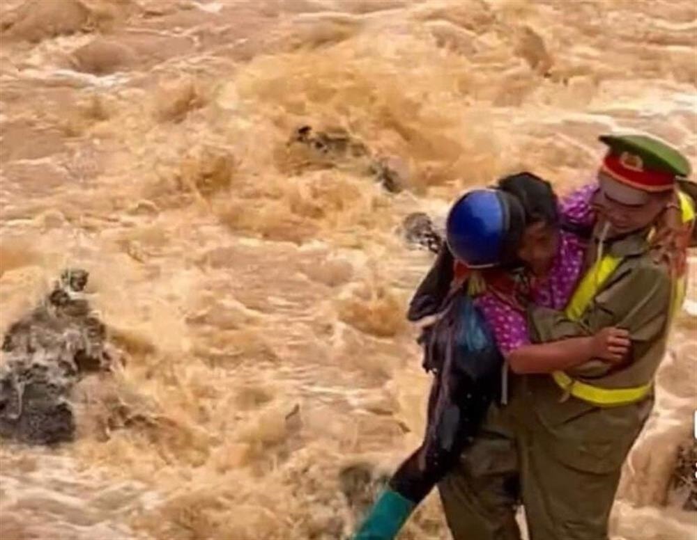 Khoảnh khắc Thượng úy Nguyễn Mạnh Tường băng mình ra dòng lũ dữ cứu người dân Khoảnh khắc Thượng úy Nguyễn Mạnh Tường băng mình ra dòng lũ dữ cứu người dân