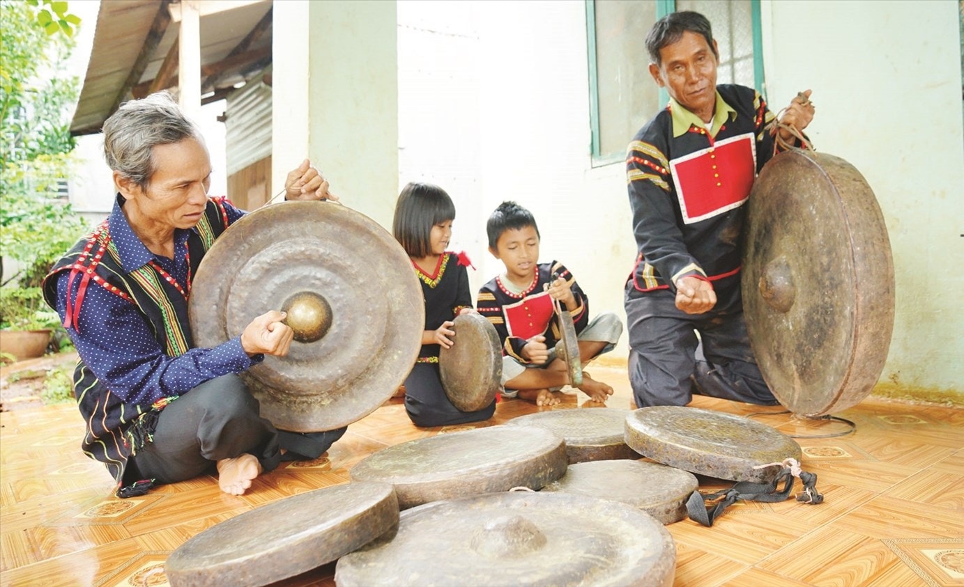 Người có uy tín, nghệ nhân không chỉ tích cực tuyên truyền, vận động đồng bào thực hiện chính sách của Đảng, pháp luật  của Nhà nước mà còn truyền dạy văn hoá truyền thống cho thế hệ trẻ. Ảnh: Ngọc Thu