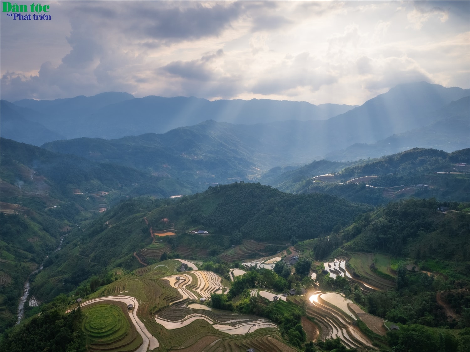 Phải mất đến hàng trăm năm, cộng đồng các dân tộc ở Hoàng Su Phì từ thế hệ này sang thế hệ khác cần cù lao động, cùng với đôi bàn tay khéo léo, óc sáng tạo và những nông cụ thô sơ mới tạo nên những thửa ruộng bậc thang đẹp như tranh vẽ này