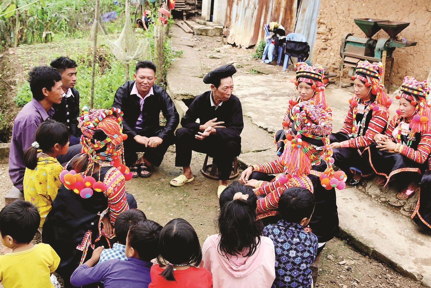 Nghệ nhân Pờ Lóng Tơ trò chuyện với các học viên lớp truyền dạy văn hóa dân gian dân tộc Hà Nhì tại xã Ka Lăng,  huyện Mường Tè, tỉnh Lai Châu
