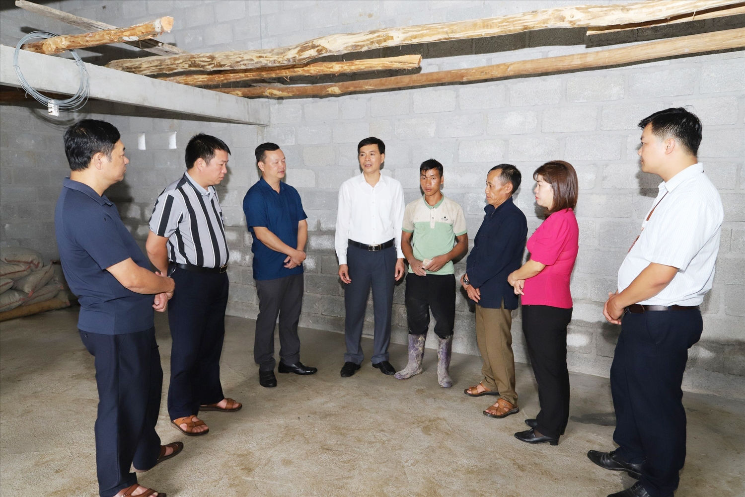 Bí thư Huyện ủy Mèo Vạc Phạm Văn Tú thăm hỏi và chúc mừng người dân tại thôn Sủng Cáng, xã Sủng Trà được Nhà nước hỗ trợ xây dựng nhà ở kiên cố