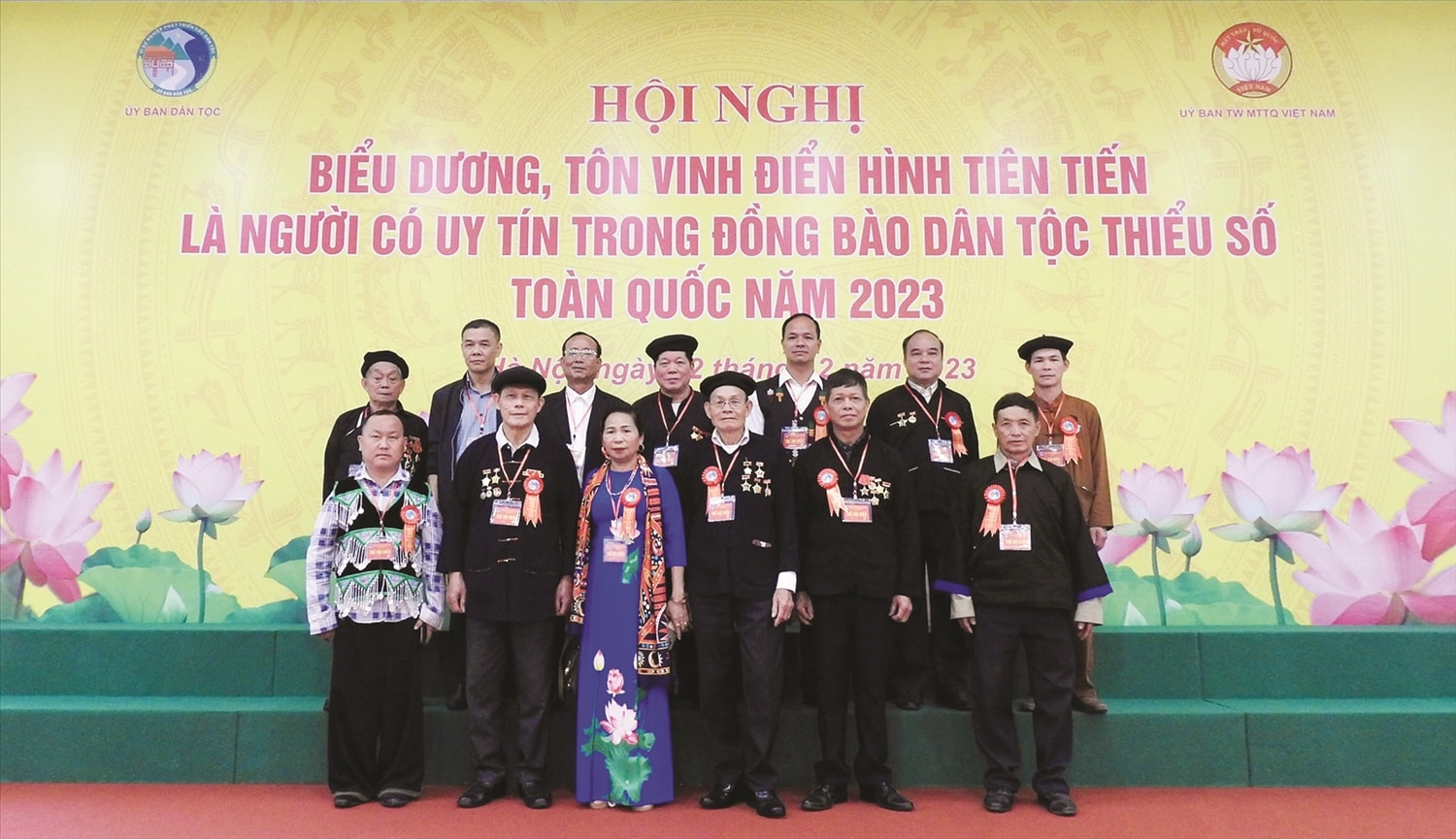 Đoàn đại biểu Người có uy tín tỉnh Yên Bái tham dự Hội nghị biểu dương tôn vinh điển hình tiên tiến là Người có uy tín  tiêu biểu trong vùng đồng bào DTTS toàn quốc năm 2023