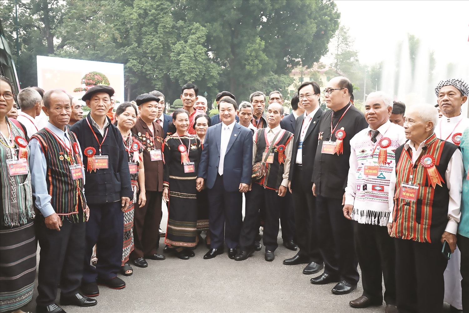 Bộ trưởng, Chủ nhiệm Ủy ban Dân tộc  Hầu A Lềnh chụp ảnh lưu niệm cùng Đoàn đại biểu Người có uy tín tham dự Hội nghị biểu dương tôn vinh điển hình tiên tiến là Người có uy tín tiêu biểu trong vùng đồng bào DTTS toàn quốc năm 2023
