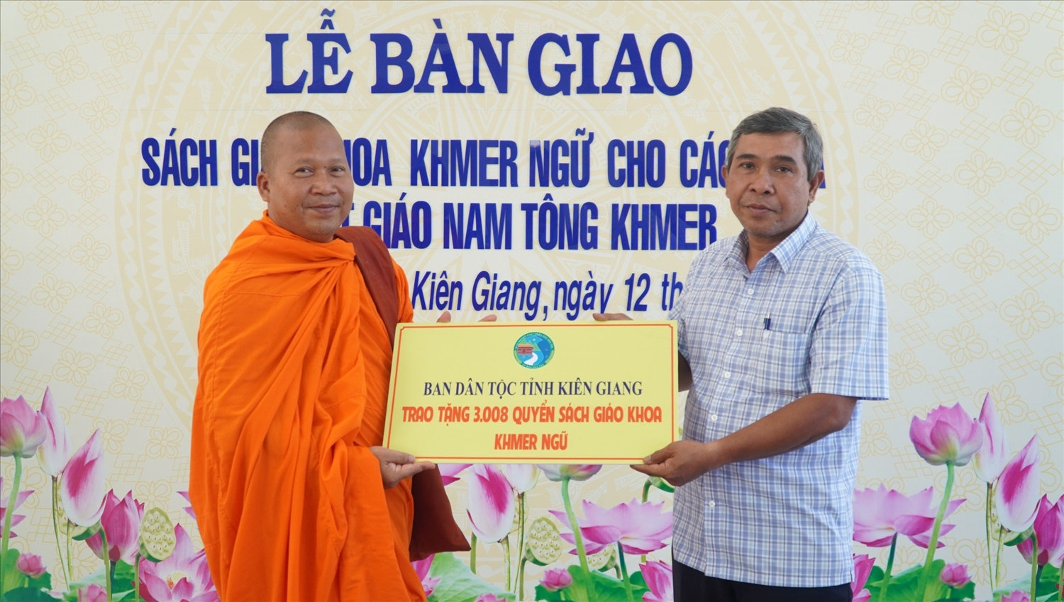 Ông Danh Lắm - Phó trưởng Ban Dân tộc tỉnh trao bảng tượng trưng hỗ trợ sách giáo khoa Khmer ngữ đến đại đức Long Phi Yến - đại diện Văn phòng Hội Đoàn kết sư sãi yêu nước tỉnh Kiên Giang Ông Danh Lắm - Phó trưởng Ban Dân tộc tỉnh trao bảng tượng trưng hỗ trợ sách giáo khoa Khmer ngữ đến Đại đức Long Phi Yến - đại diện Văn phòng Hội Đoàn kết sư sãi yêu nước tỉnh Kiên Giang