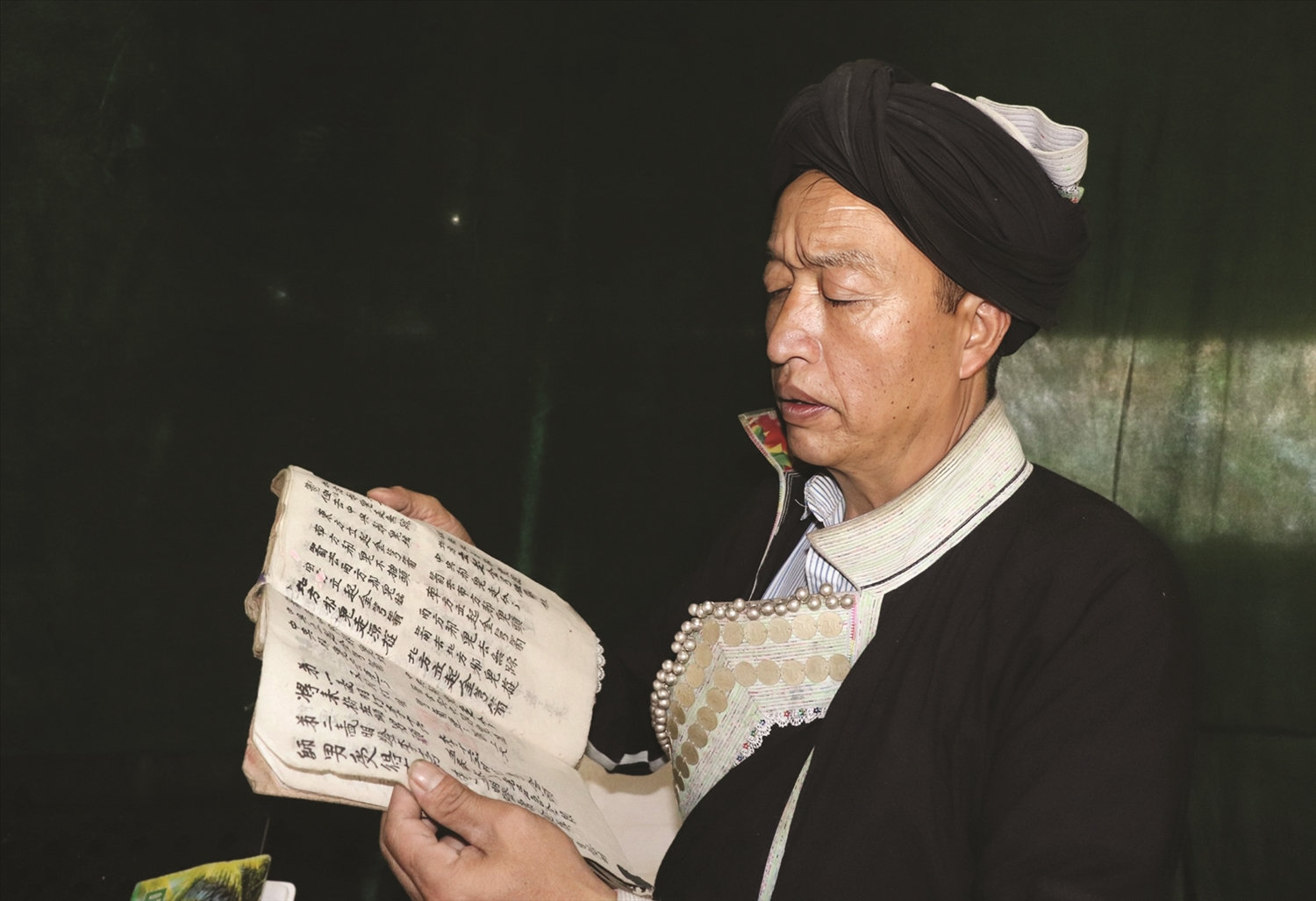 Ông Chảo Duần Liềm luôn nâng niu, trân quý những cuốn sách do thế hệ trước để lại Ông Chảo Duần Liềm luôn nâng niu, trân quý những cuốn sách do thế hệ trước để lại