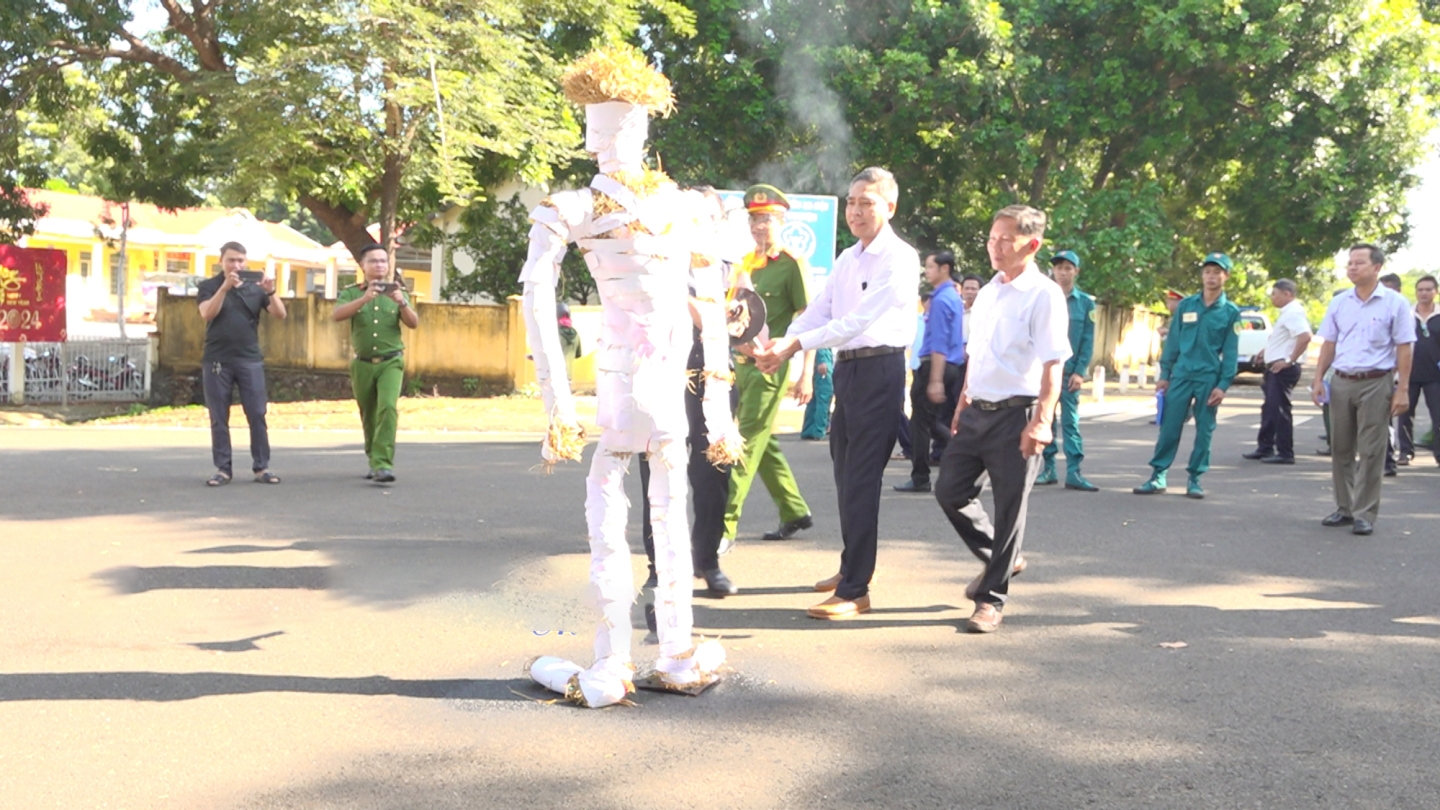 Đại diện các ngành chức năng thực hiện việc đốt hình nộm ma túy, thể hiện ý chí quyết tâm của cán bộ và Nhân dân huyện Lộc Ninh trong phòng, chống ma túy (Ảnh Báo Bình Phước)