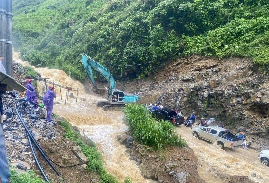 mưa lớn ở Hà Giang làm nhiều tuyến đường giao thông ách tắc