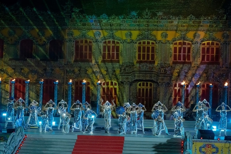 Các tiết mục hài hòa giữa truyền thống và hiện đại cùng ứng dụng công nghệ 3D Mapping tại Lễ bế mạc  Tuần lễ Festival nghệ thuật quốc tế Huế 2024