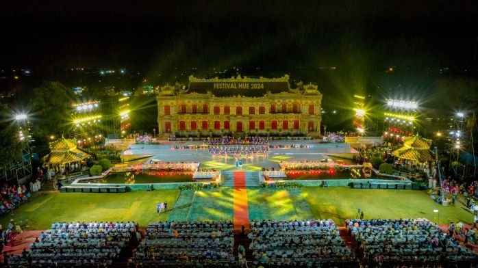 Đêm khai mạc tuần lễ Festival Nghệ thuật quốc tế Huế 2024 diễn ra tại điện Kiến Trung với nhiều chương trình nghệ thuật đặc sắc