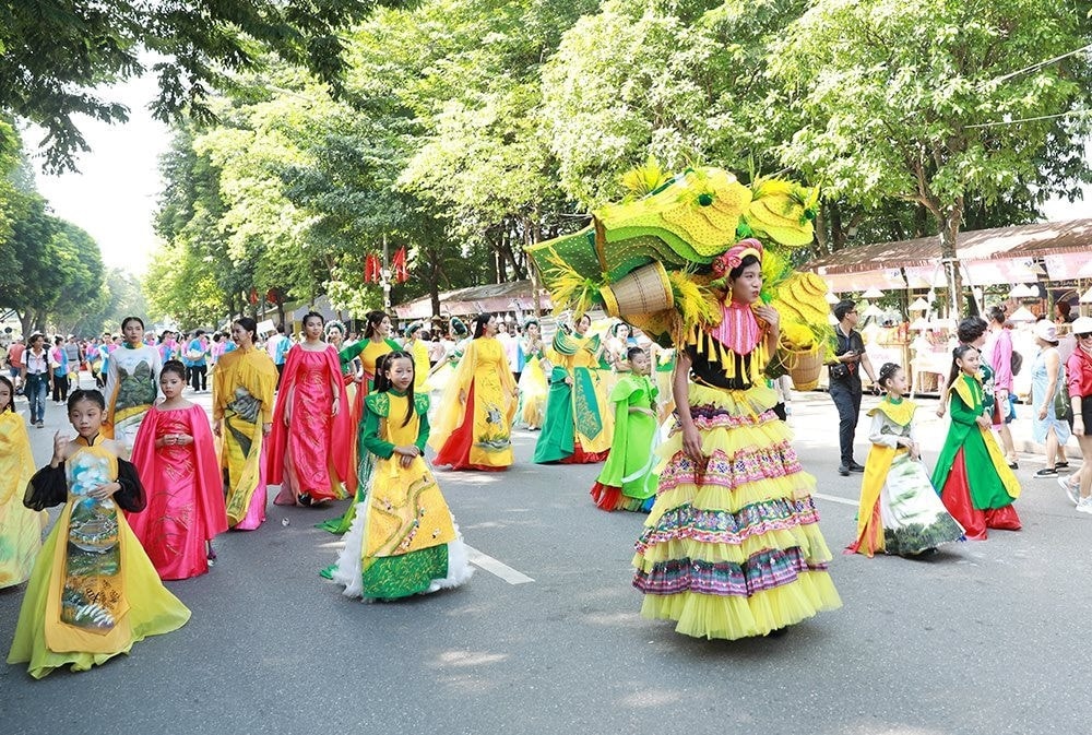 Diễu hành carnaval với sự tham gia của hơn 1.500 người tại phố đi bộ hồ Hoàn Kiếm trong khuôn khổ Festival Thu Hà Nội năm 2023 Diễu hành carnaval với sự tham gia của hơn 1.500 người tại phố đi bộ hồ Hoàn Kiếm trong khuôn khổ Festival Thu Hà Nội năm 2023