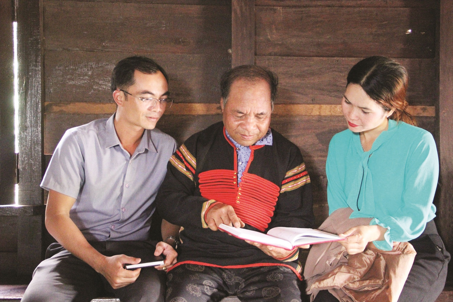 Già Y Krú phổ biến kiến thức với thanh niên trong buôn