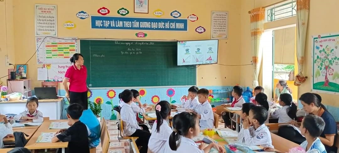 Con em đồng bào các DTTS được học hành đầy đủ Con em đồng bào các DTTS được học hành đầy đủ