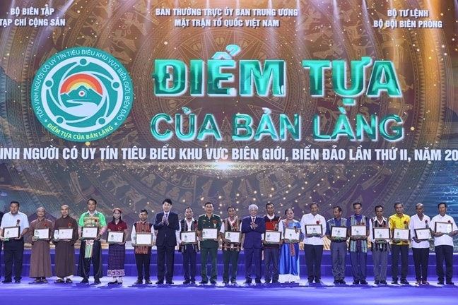 Lãnh đạo Đảng, Nhà nước trao Biểu trưng và Giấy chứng nhận của Chương trình “Điểm tựa của bản làng” cho các đại biểu người có uy tín tiêu biểu 