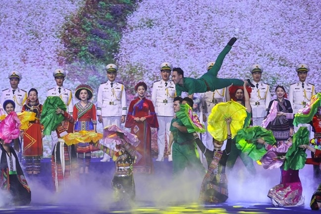 (DẪN) Lễ tôn vinh Người có Uy tín tiêu biểu khu vực biên giới, biển đảo lần thứ II, năm 2024 với chủ đề “Điểm tựa của bản làng” 8