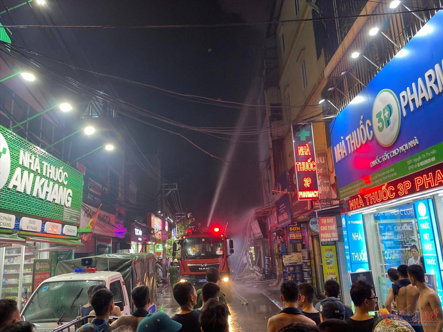 Lực lượng chức năng nỗ lực dập lửa