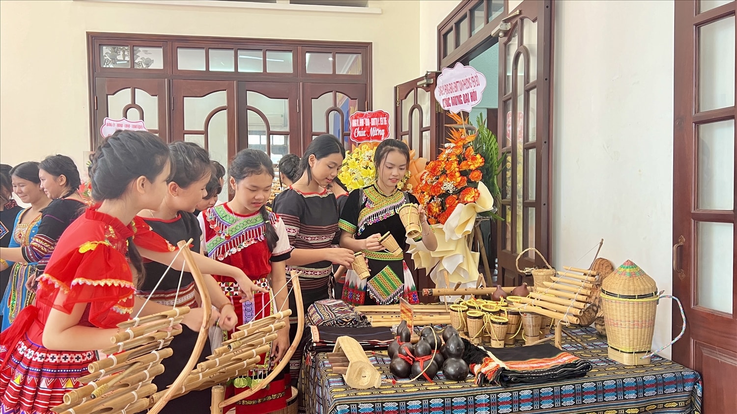 Các chính sách dân tộc, các Chương trình mục tiêu quốc gia đã được thành phố triển khai hiệu quả, góp phần phát triển kinh tế - xã hội, giảm nghèo bền vững trên địa bàn. Các chính sách dân tộc, các Chương trình mục tiêu quốc gia đã được Thành phố triển khai hiệu quả, góp phần phát triển kinh tế - xã hội, giảm nghèo bền vững trên địa bàn.