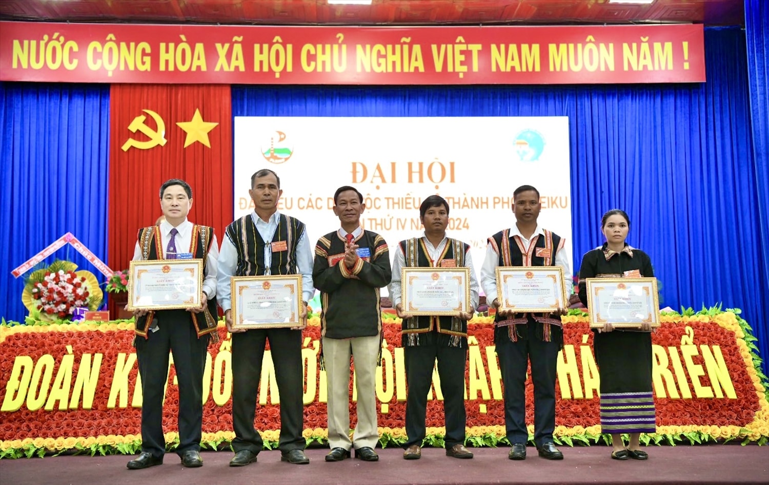 Ban dân tộc tỉnh tặng giấy khen cho các tập thể, cá nhân Tp. Pleiku đã có thành tích xuất sắc trong các phong trào thi đua yêu nước, giữ gìn bản sắc văn hóa và đoàn kết các dân tộc Ban dân tộc tỉnh tặng giấy khen cho các tập thể, cá nhân Tp. Pleiku đã có thành tích xuất sắc trong các phong trào thi đua yêu nước, giữ gìn bản sắc văn hóa và đoàn kết các dân tộc