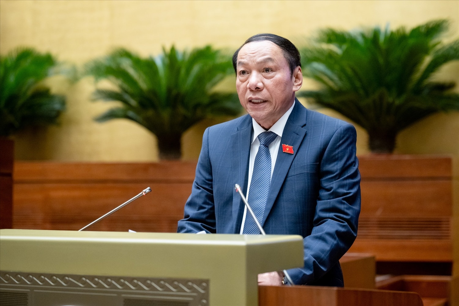 Bộ trưởng Bộ Văn hóa, Thể thao và Du lịch Nguyễn Văn Hùng Bộ trưởng Bộ Văn hóa, Thể thao và Du lịch Nguyễn Văn Hùng trình bày Tờ trình tại Phiên họp