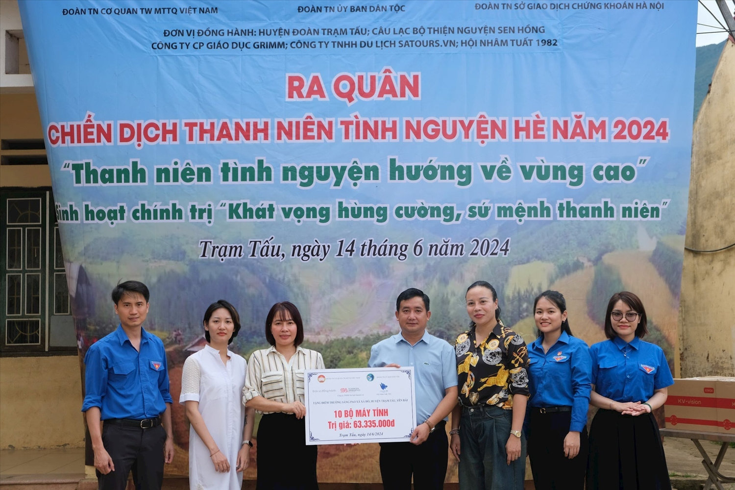 Ban Tổ chức trao tặng 10 bộ máy tính cho điểm truờng Sáng Pao