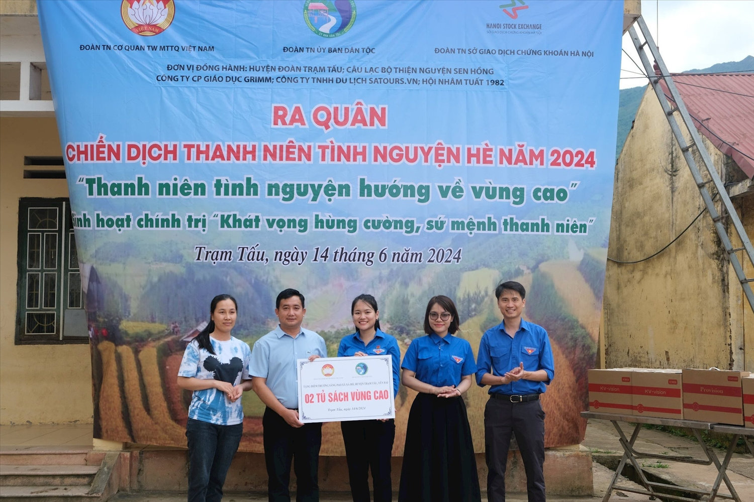 Thanh niên tình nguyện hướng về vùng cao 