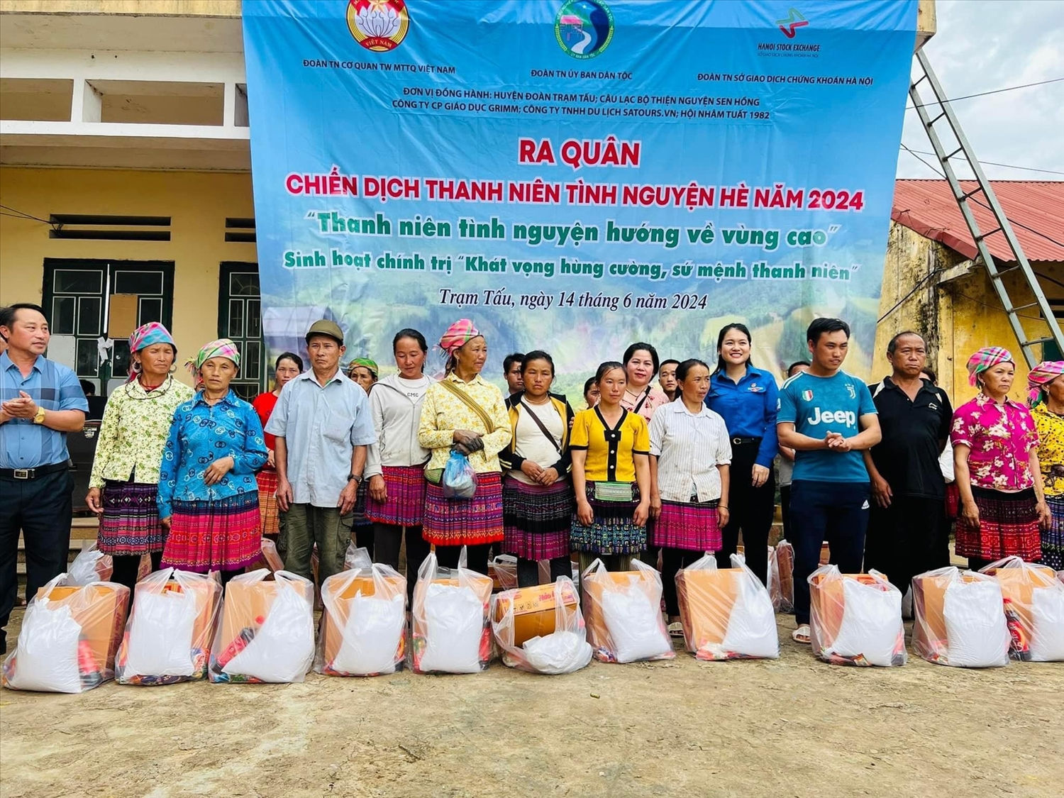 (Tin Thanh niên) Thanh niên tình nguyện hướng về vùng cao 3