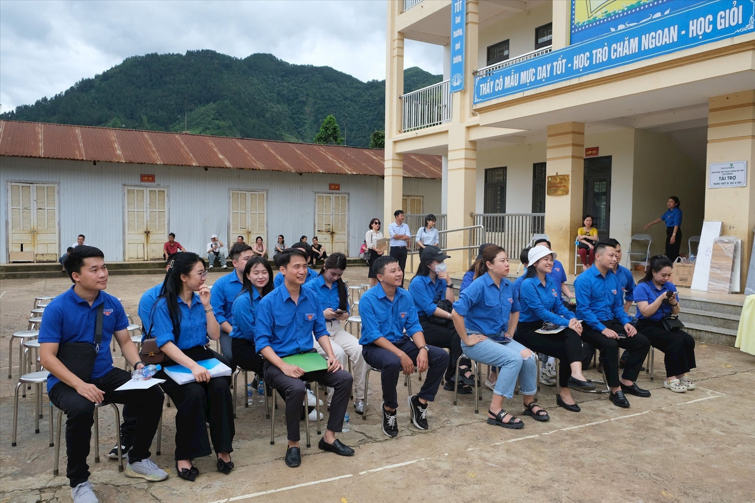 (Tin Thanh niên) Thanh niên tình nguyện hướng về vùng cao 6