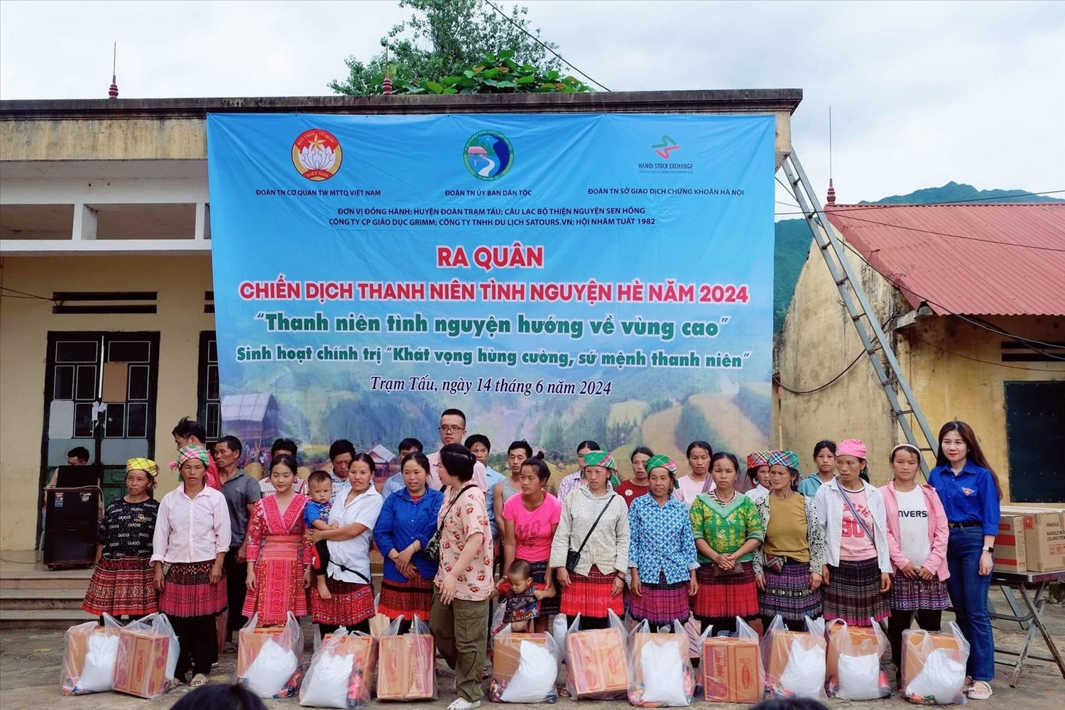 (Tin Thanh niên) Thanh niên tình nguyện hướng về vùng cao 4