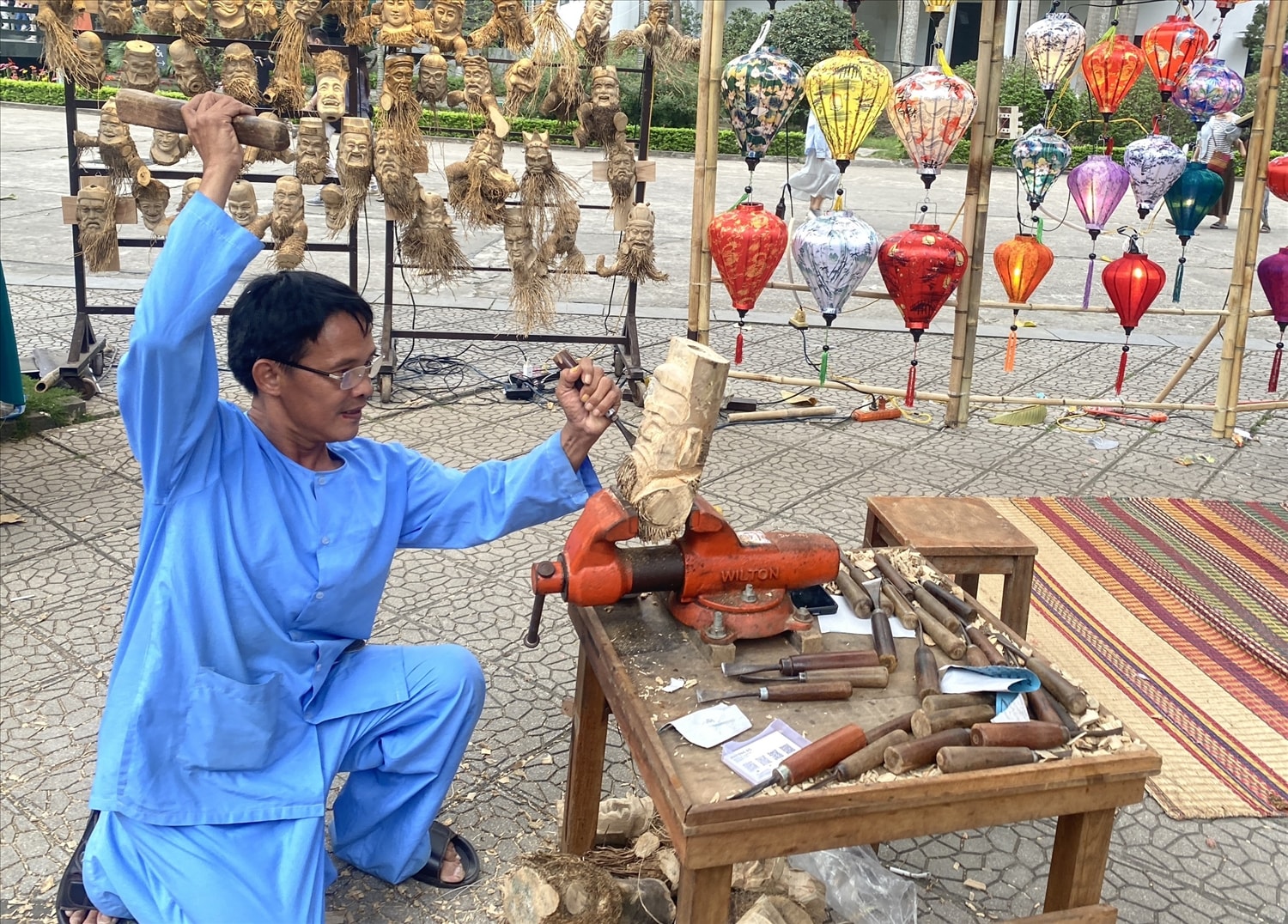 Nghệ nhân Huỳnh Phương Đỏ điêu khắc tượng từ những gốc tre.
