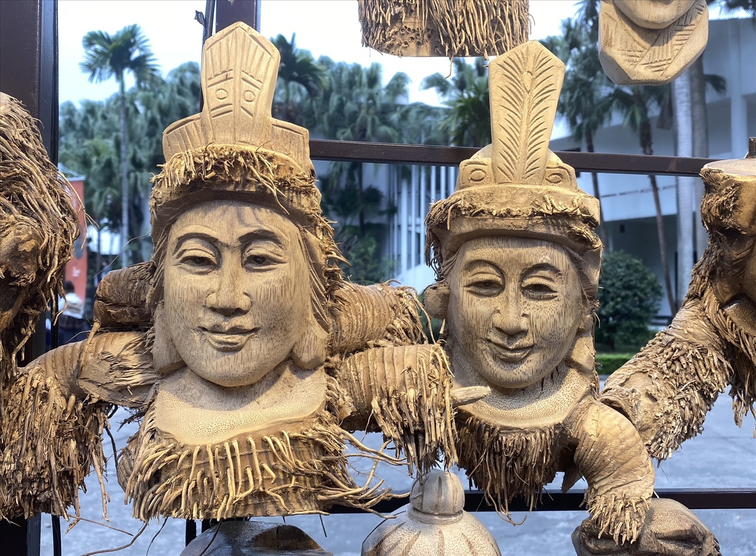 Các sản phẩm từ gốc tre của người nghệ nhân Huỳnh Phương Đỏ lấy cảm hứng từ các nhân vật trong văn hóa Việt 