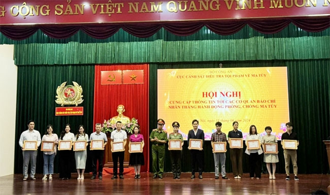 Phóng viên Báo Dân tộc và Phát triển (thứ 3 từ trái qua) được nhận Giấy khen vì đã có thành tích xuất săc trong công tác tuyên truyền về phòng chống và kiểm soát ma túy. Góp phần bảo vệ an ninh quốc gia, đảm bảo trật tự an toàn xã hội