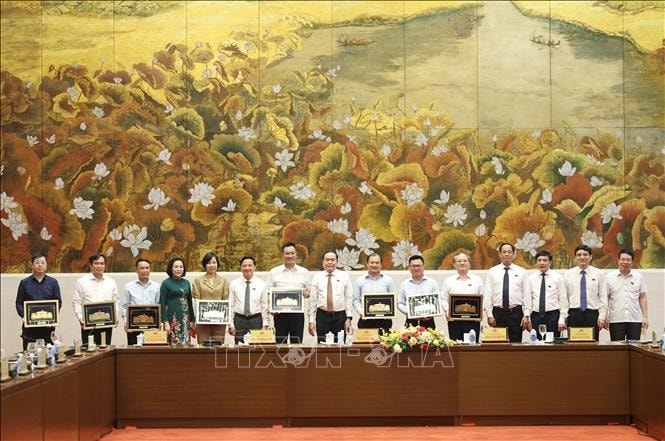 Chủ tịch Quốc hội Trần Thanh Mẫn tặng quà lưu niệm cho đại diện các cơ quan báo chí (Ảnh: Thống Nhất/TTXVN)