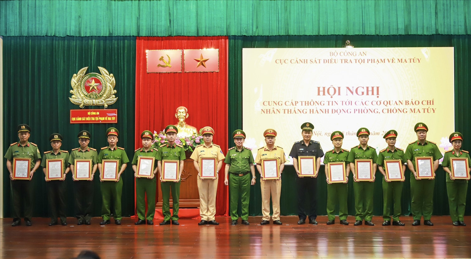 Bộ Công an đã ký rất nhiều Quyết định khen thưởng cho các tập thể và cá nhân có thành tích xuất sắc trong công tác phòng ngừa, đấu tranh chống tội phạm ma túy 