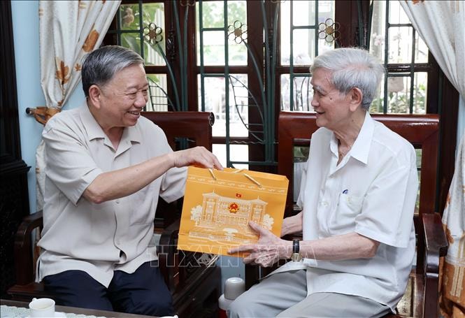Chủ tịch nước Tô Lâm thăm và chúc mừng một số nhà báo lão thành- Ảnh 1. Chủ tịch nước Tô Lâm thăm, chúc mừng Nhà báo Hồ Tiến Nghị, nguyên Tổng Giám đốc Thông tấn xã Việt Nam