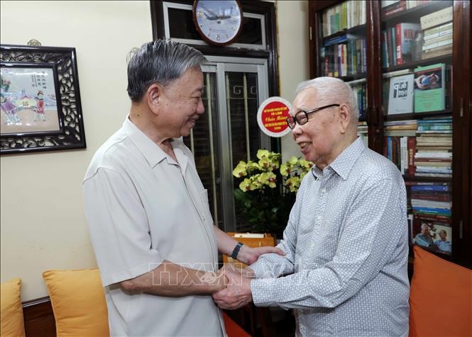 Chủ tịch nước Tô Lâm thăm và chúc mừng một số nhà báo lão thành- Ảnh 2. Chủ tịch nước Tô Lâm thăm, chúc mừng Nhà báo Phan Quang, nguyên Chủ tịch Hội Nhà báo Việt Nam