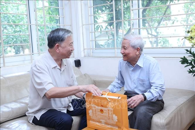 Chủ tịch nước Tô Lâm thăm và chúc mừng một số nhà báo lão thành- Ảnh 3. Chủ tịch nước Tô Lâm thăm, chúc mừng Nhà báo Hà Đăng, nguyên Trưởng Ban Tư tưởng - Văn hóa Trung ương, nguyên Tổng Biên tập Báo Nhân Dân