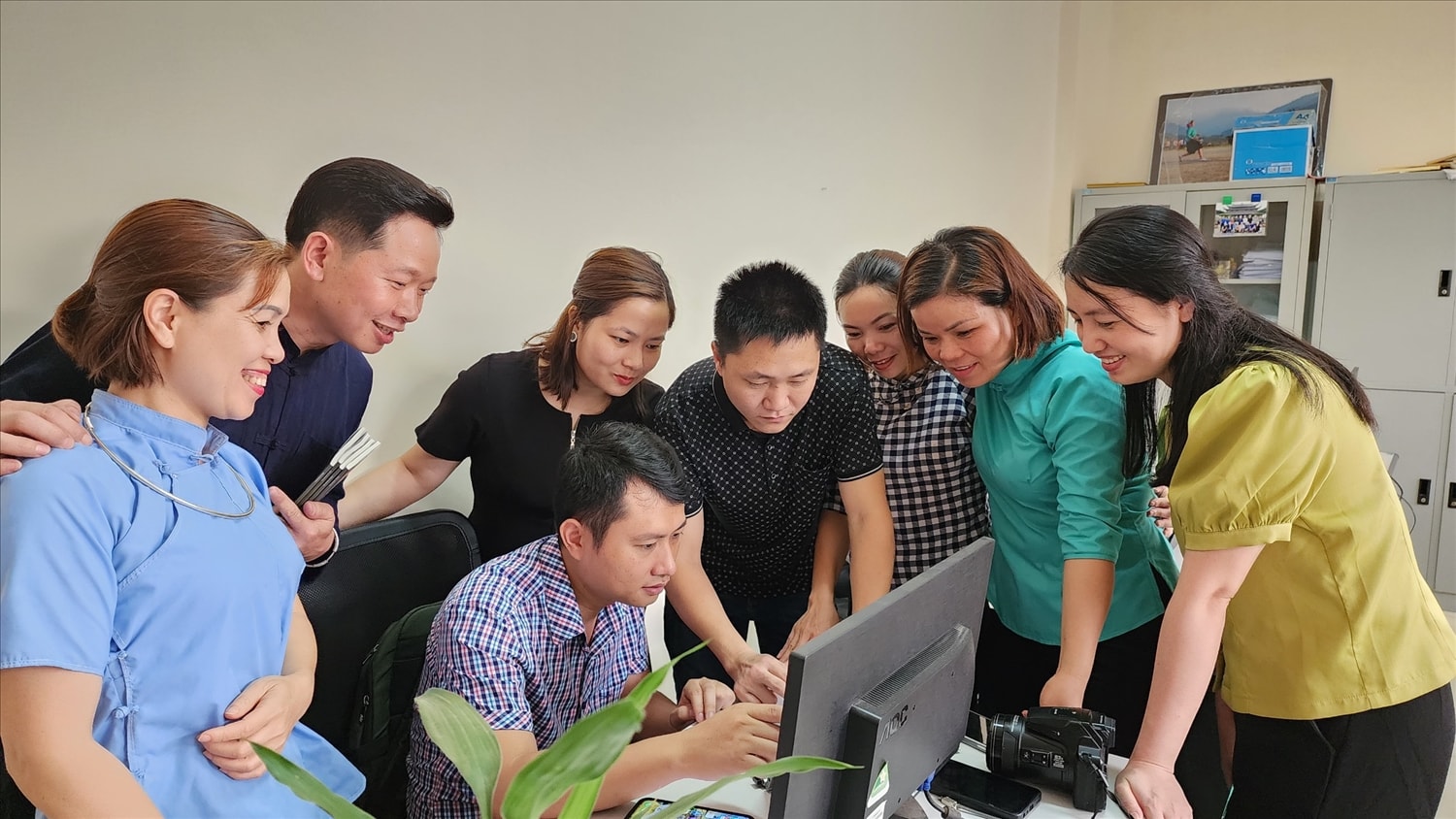 Các phóng viên cùng cán bộ Trung tâm Truyền thông, văn hóa huyện Bình Liêu cùng chia sẻ thông tin, kinh nghiệm Các phóng viên cùng cán bộ Trung tâm Truyền thông - Văn hóa huyện Bình Liêu cùng chia sẻ thông tin, kinh nghiệm