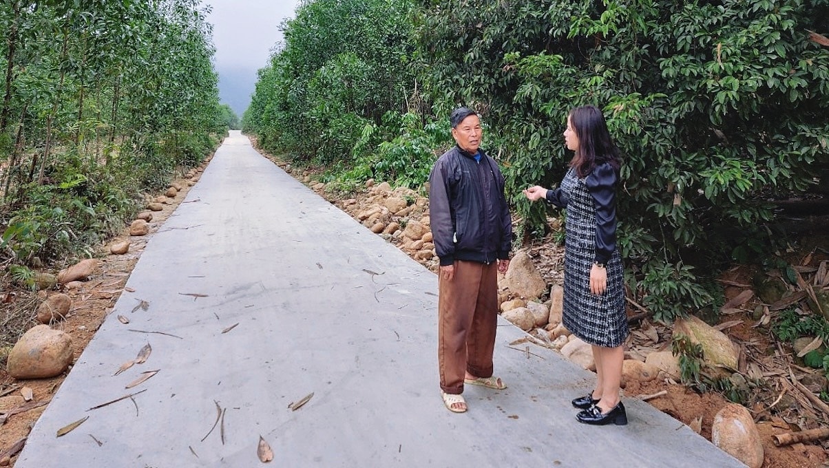 Người có uy tín Bàn Sinh Vượng phấn khởi đưa phóng viên đến con đường đã được làm mới Người có uy tín Bàn Sinh Vượng phấn khởi đưa phóng viên đến con đường đã được làm mới