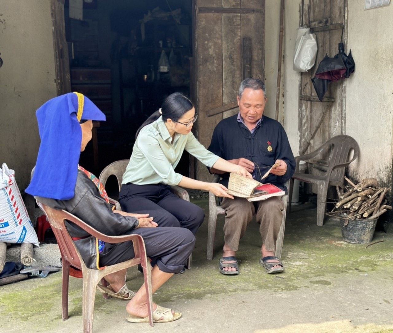 Với vị trí công việc đặc thù, thường xuyên được tiếp cận và tìm hiểu về văn hóa của đồng bào các DTTS trên địa bàn, chị Tuyến luôn có góc nhìn mới mẻ, độc đáo Với vị trí công việc đặc thù, thường xuyên được tiếp cận và tìm hiểu về văn hóa của đồng bào các DTTS trên địa bàn, chị Tuyến luôn có góc nhìn mới mẻ, độc đáo