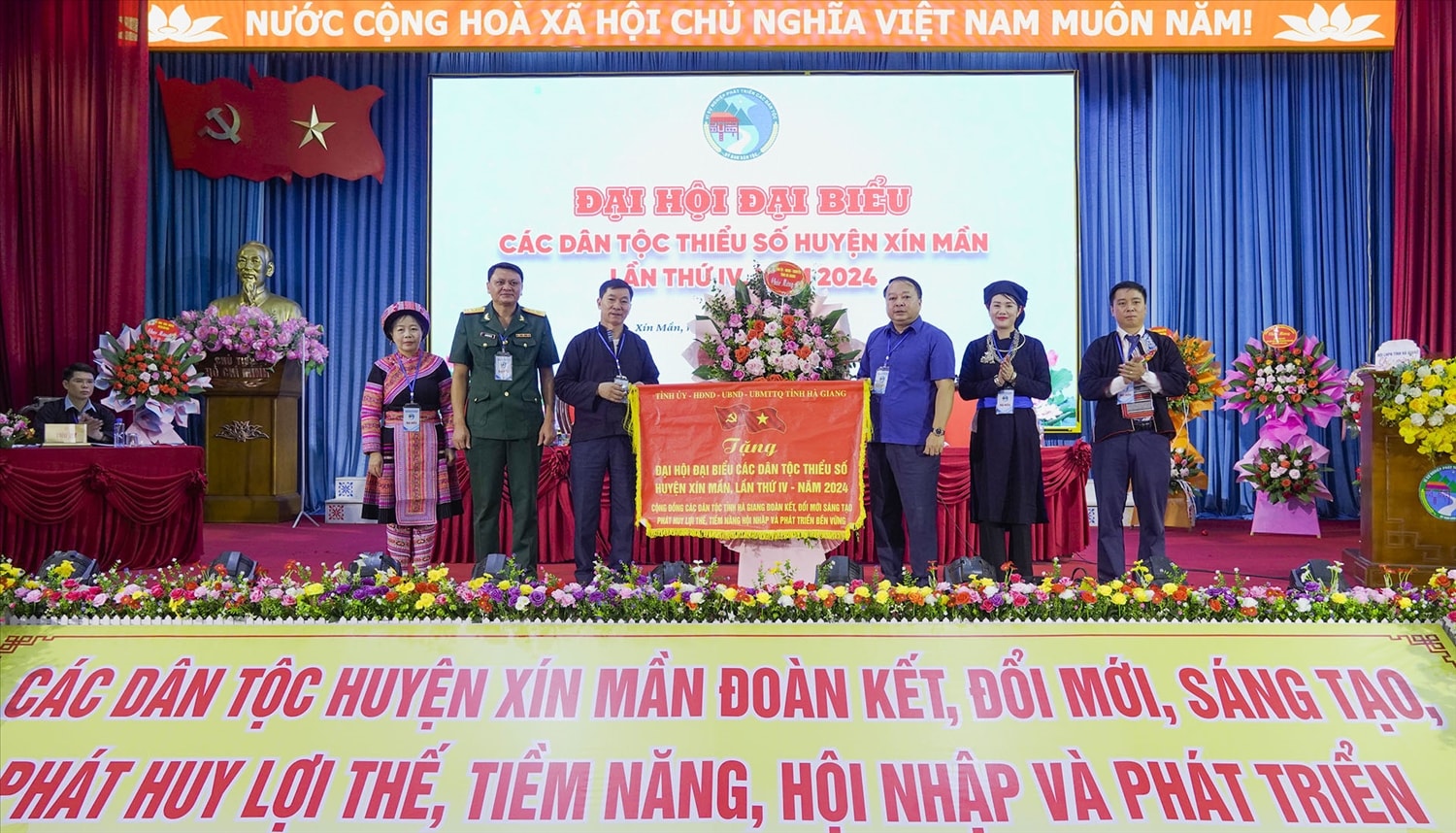 Đại tá Phan Huy Ngọc, Ủy viên BTV Tỉnh ủy Hà Giang, Giám đốc Công an tỉnh Hà Giang – Trưởng Đoàn công tác số 11 của BTV Tỉnh ủy Hà Giang tặng hoa chúc mừng Đại hội Đại tá Phan Huy Ngọc, Ủy viên BTV Tỉnh ủy Hà Giang, Giám đốc Công an tỉnh Hà Giang – Trưởng Đoàn công tác số 11 của BTV Tỉnh ủy Hà Giang tặng hoa chúc mừng Đại hội